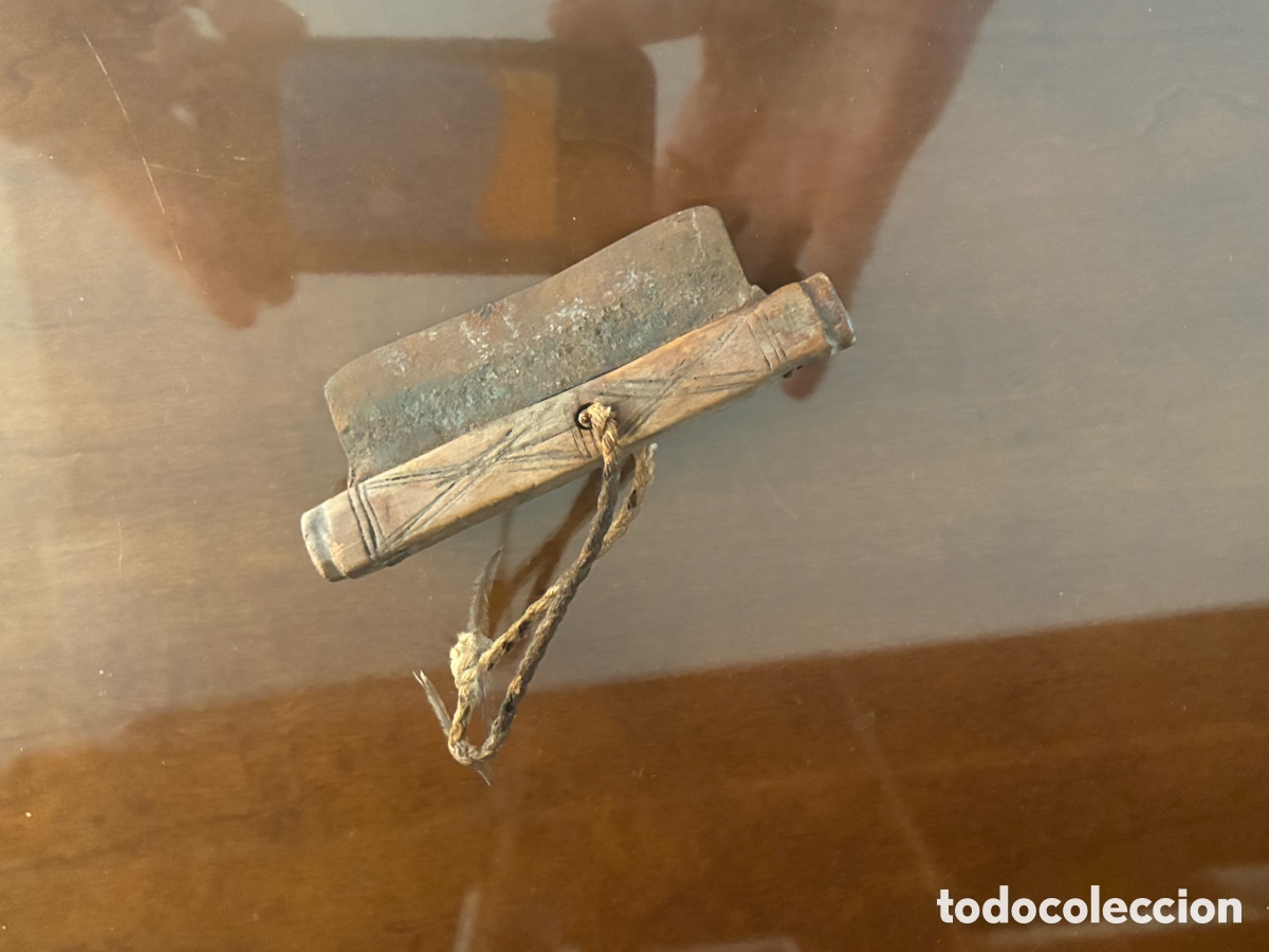 Oggetti Antichi: Eslab&oacute;n de pedernal con mango tallado y cordel &ndash; utensilio de fuego, s. XVIII-XIX