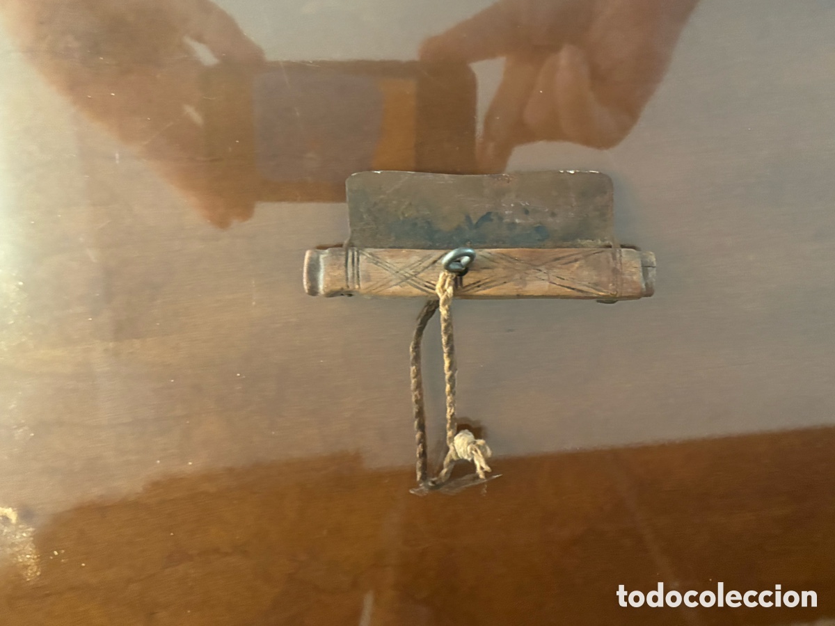Antig&uuml;edades: Eslab&oacute;n de pedernal con mango tallado y cordel &ndash; utensilio de fuego, s. XVIII-XIX