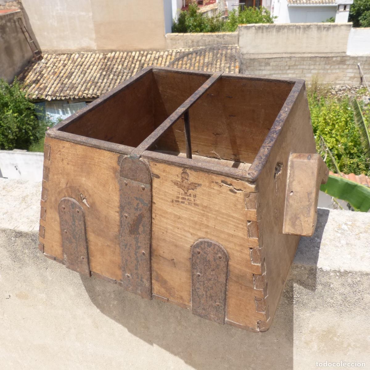 Antig&uuml;edades: Antigua medida de madera y forja con sello oficial, aguila, 4380gr, 36x37x20,5cm