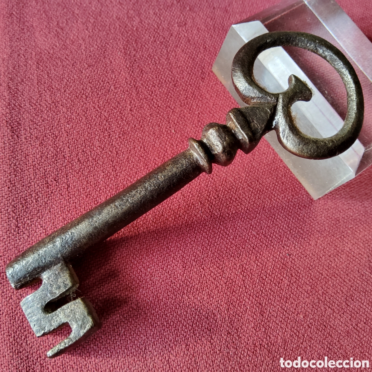 Antig&uuml;edades: ANTIGUA LLAVE DE HIERRO FORJADO, ESPA&Ntilde;A SIGLO XVII