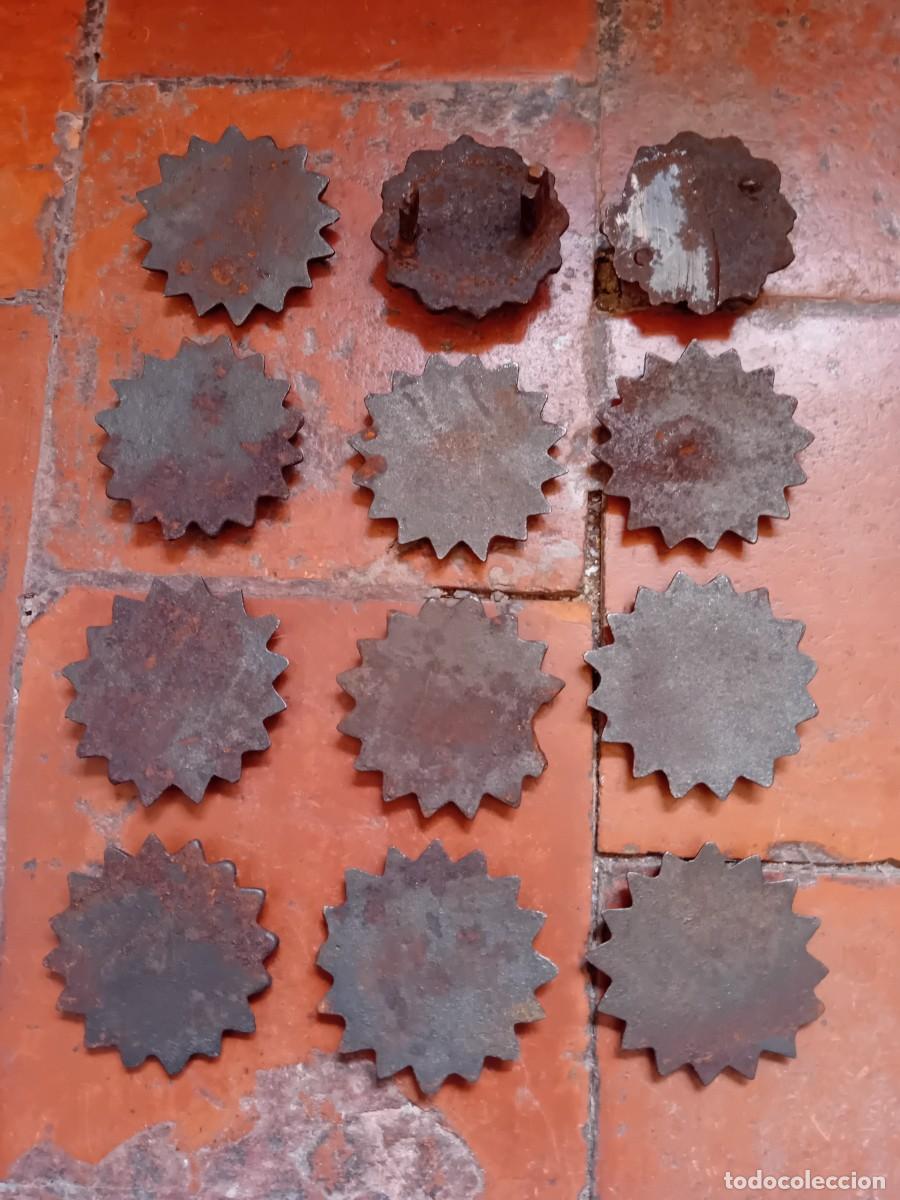 Antig&uuml;edades: 12 rosetas de hierro fundido - Foto 4