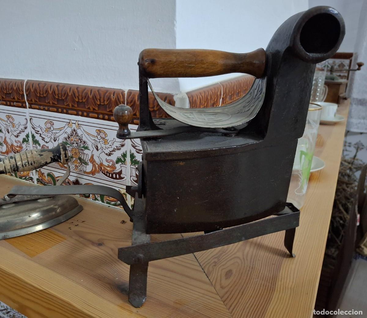 Antiquit&eacute;s: Antig&uuml;a Plancha de Carb&oacute;n con chimenea Uni&oacute;n Cerrajera Mondrag&oacute;n (Sello her&aacute;ldico U.C.M.)