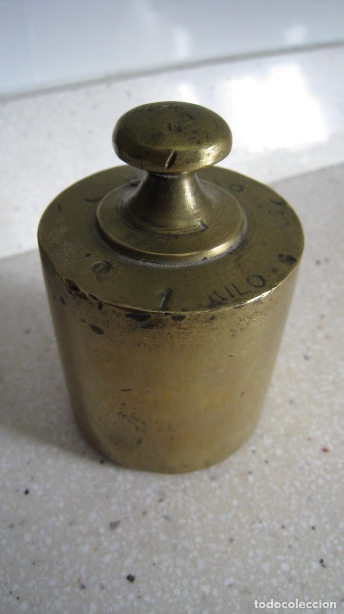 Antig&uuml;edades: ANTIGUA PESA DE LATON DE 1 KGS