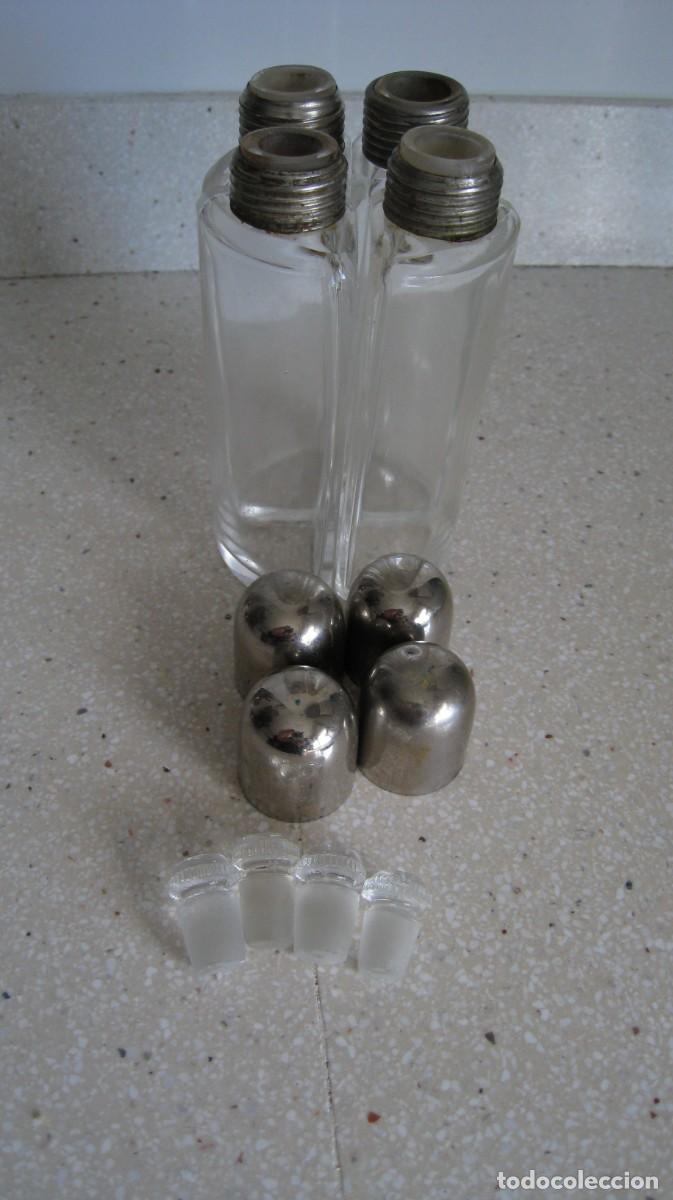 Antig&uuml;edades: Antiguo y raro juego de perfumeros de cristal en contenedor de cuero altura 12 cmts aprox.