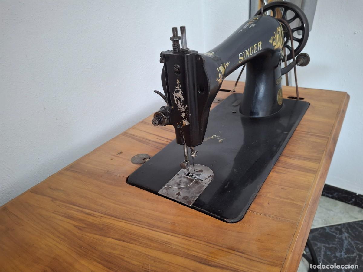 Antig&uuml;edades: Antigua M&aacute;quina De Coser Singer - Con Mueble De Madera Original Y Pie De Hierro Forjado - S. XX