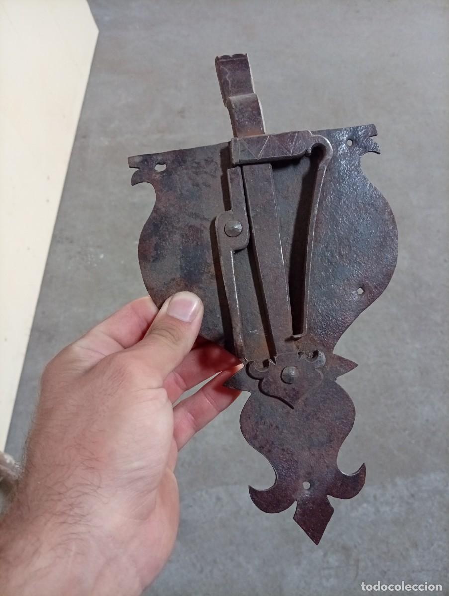 Antig&uuml;edades: Pestillo de forja zoomorfo S.XVIII