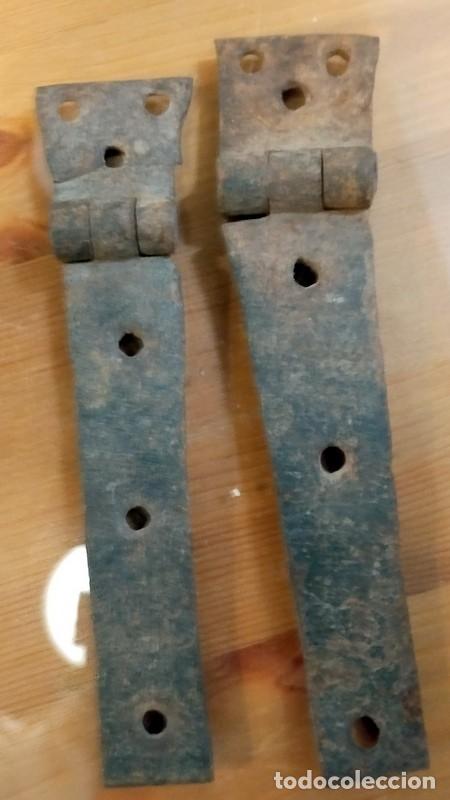 Antiques: PAREJA DE BISAGRAS ANTIGUAS DE PORT&Oacute;N HIERRO FORJADO