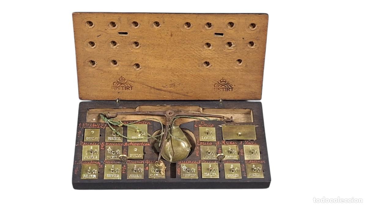 Antig&uuml;edades: Caja balanzas. Madera. Bronce,lat&oacute;n. Marca Iustart. Alemania. Finales siglo XVIII. 18 x 9 cm.