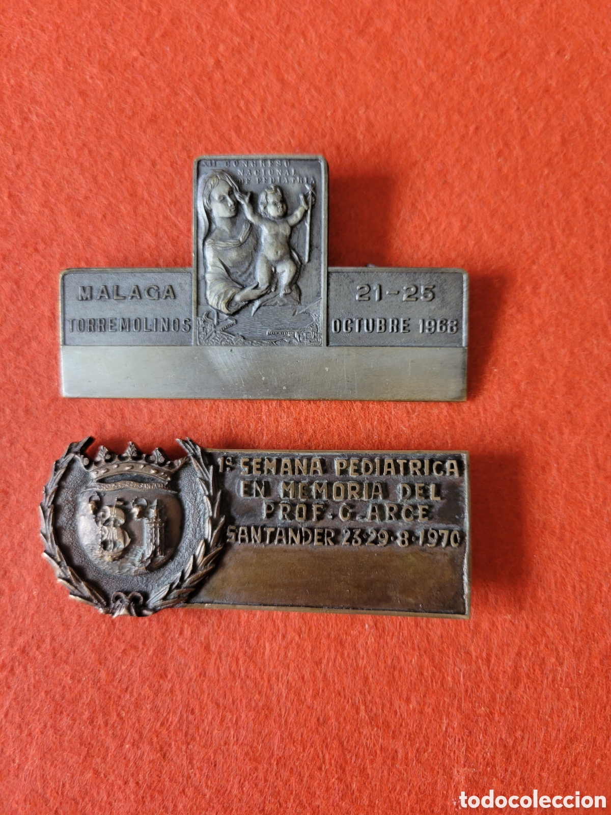 Antig&uuml;edades: PAREJA DE ANTIGUAS PLACAS IDENTIFICATIVAS DE CONGRESOS PEDIATRIA A&Ntilde;OS 1968 Y 1970