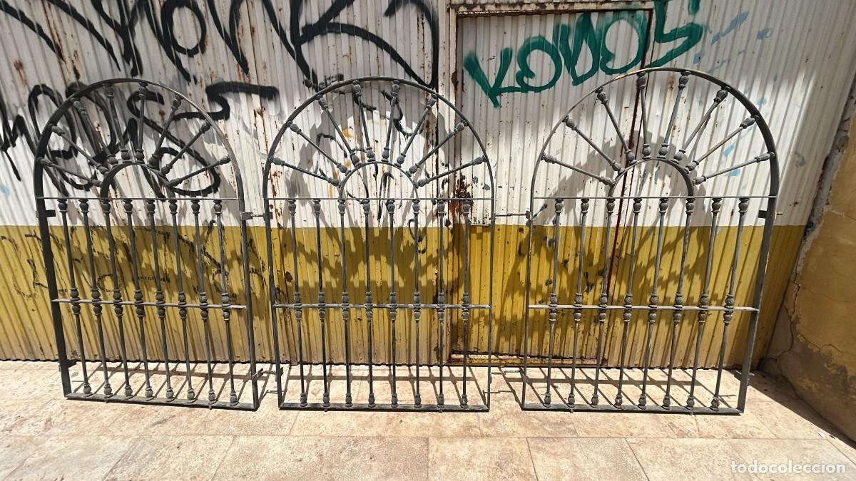 Antig&uuml;edades: REJAS DE FORJA LOTE 3 UDS. CON TERMINACION ARCO DE MEDIO PUNTO CON GARRAS MACOLLAS DE HIERRO