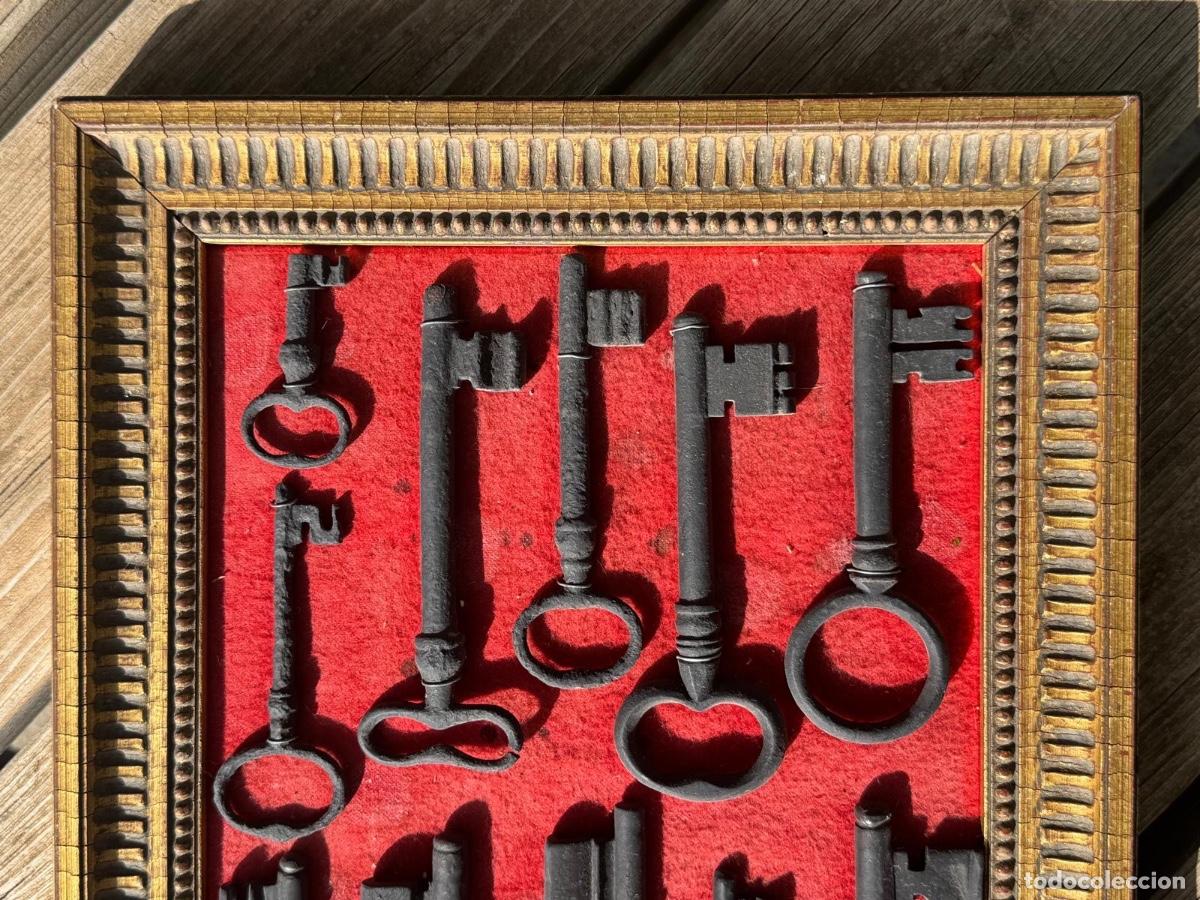 Antig&uuml;edades: Colecci&oacute;n 11 llaves enmarcadas s XIX XX 28x38cms