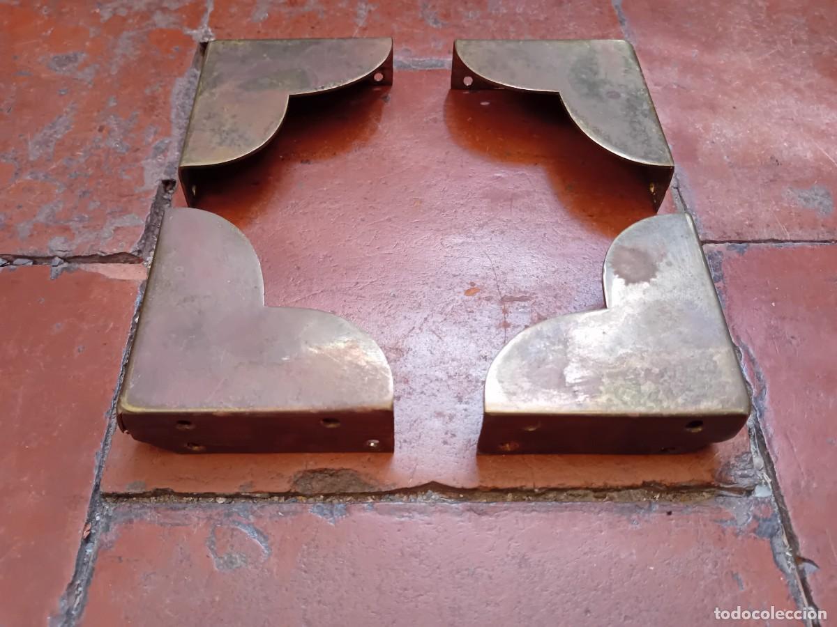 Antig&uuml;edades: 4 cantoneras de bronce antiguas - Foto 1