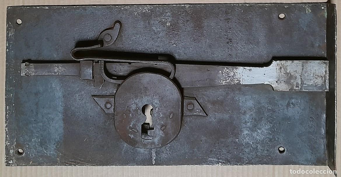 Antig&uuml;edades: Cerradura de hierro forjado siglo XVIII.