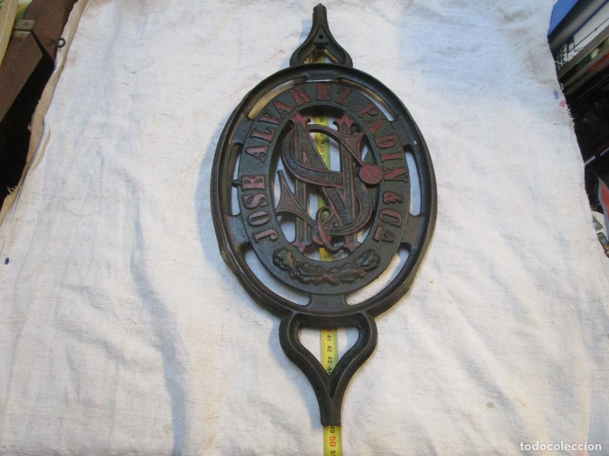 Antig&uuml;edades: LOGO HIERRO MAQUINAS DE COSER &rdquo; JOSE ALVAREZ PADIN Y CIA &rdquo; GALICIA EXTRAIDO DE UN PIE 49X24CM 2,6KG