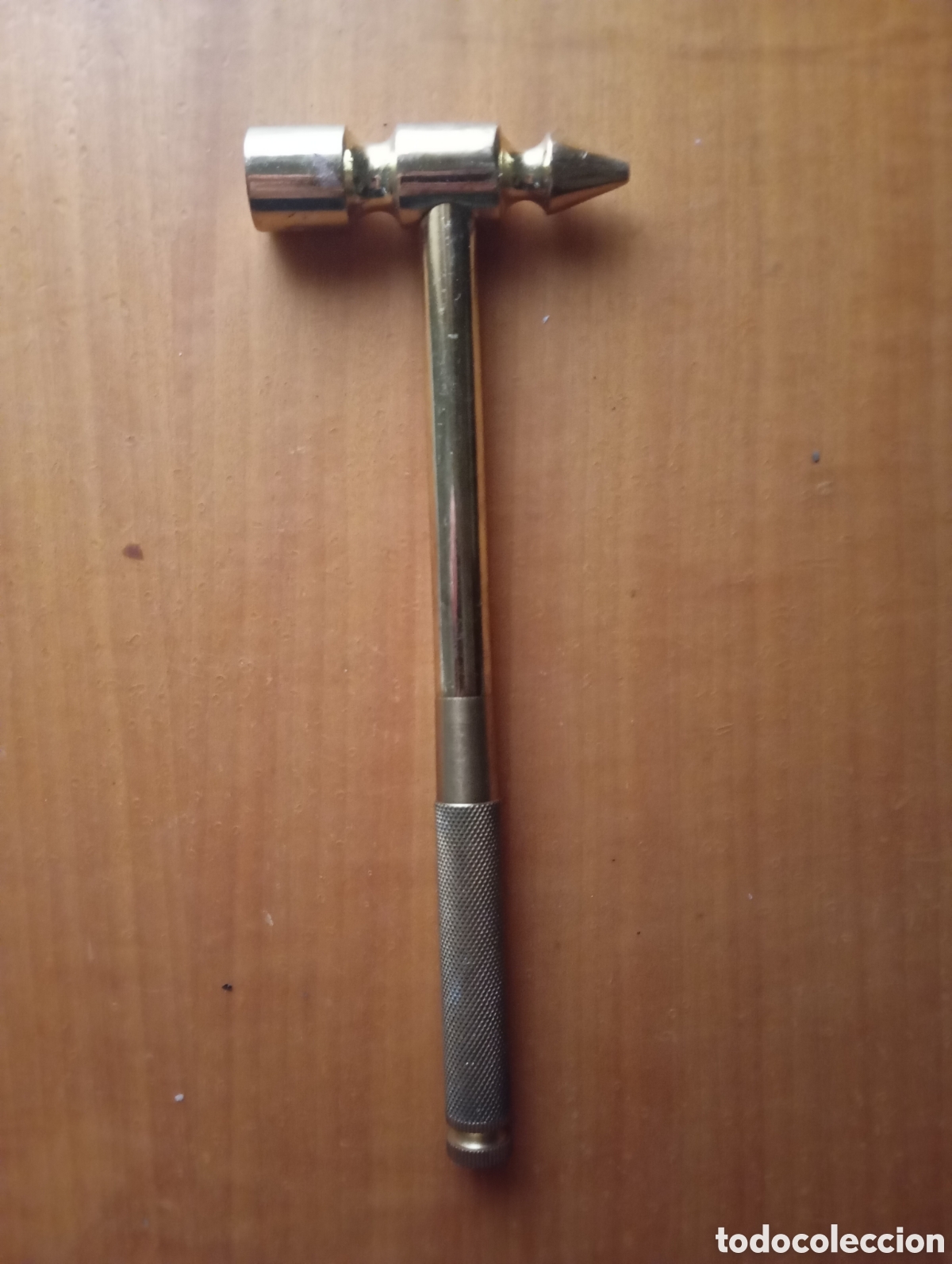 Antig&uuml;edades: Martillo lat&oacute;n con destornilladores
