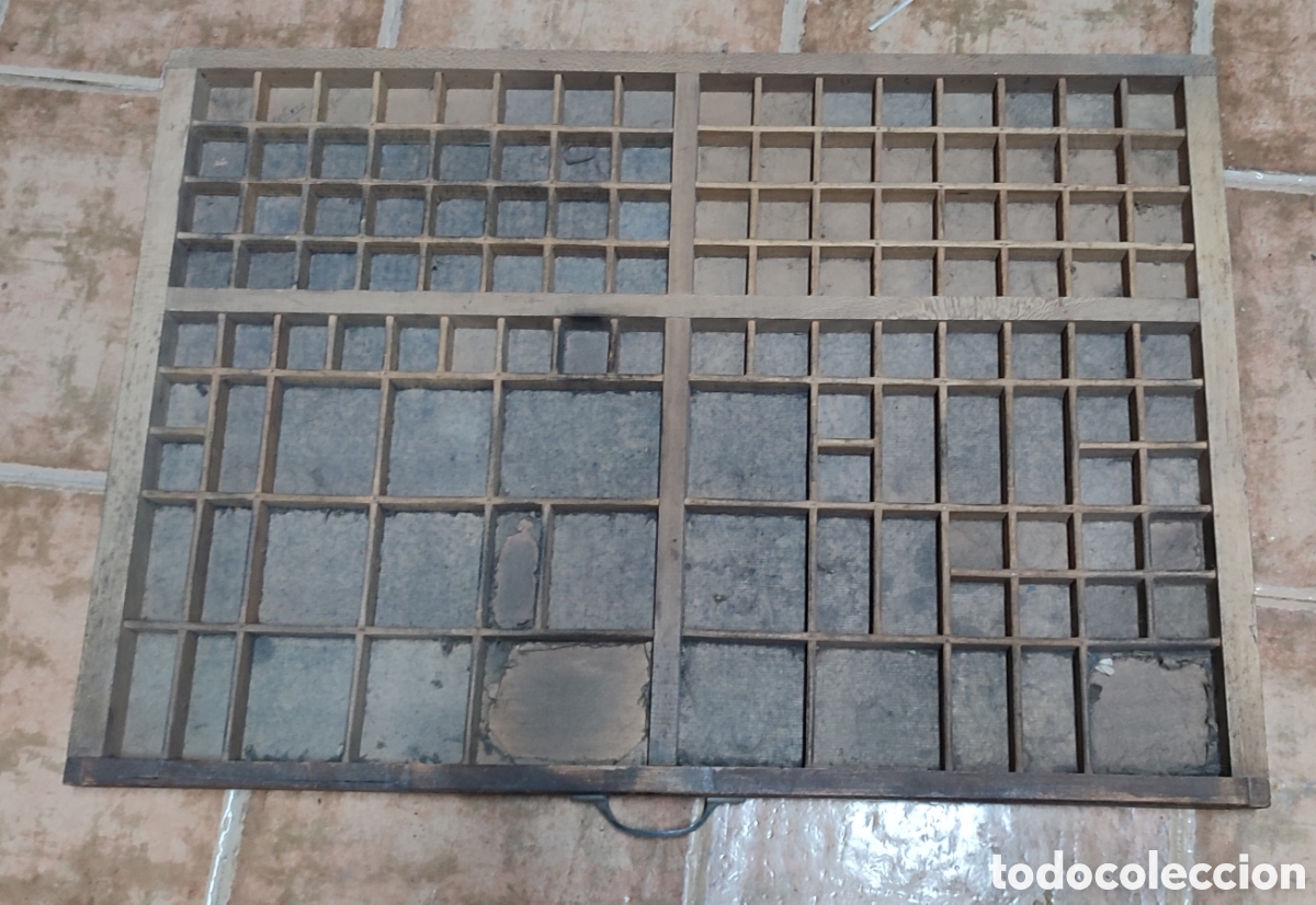 Antig&uuml;edades: Caj&oacute;n de madera de antiguo Chivalete de imprenta. 80 x 55
