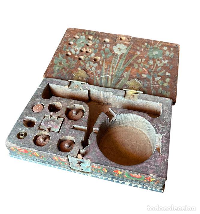Antig&uuml;edades: ANTIGUA CAJA DE CAMBISTA DE ESTILO QAJAR. MADERA POLICROMADA Y PESAS EN METAL. PERSIA. XIX.