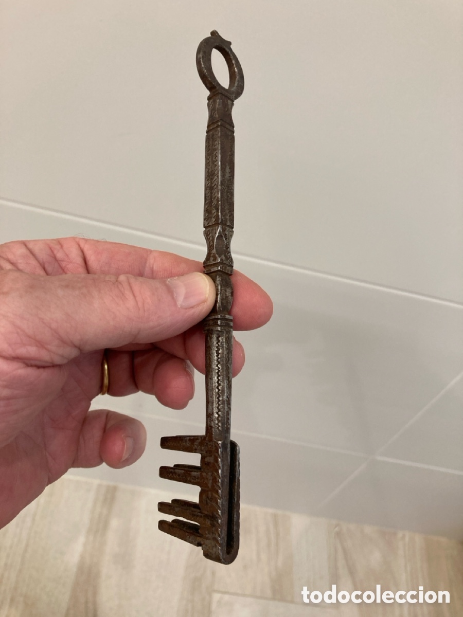 Antiquit&eacute;s: Llave de forja artesanal, muy antigua y primitiva, con filigrana decorativa. Pieza de colecci&oacute;n.