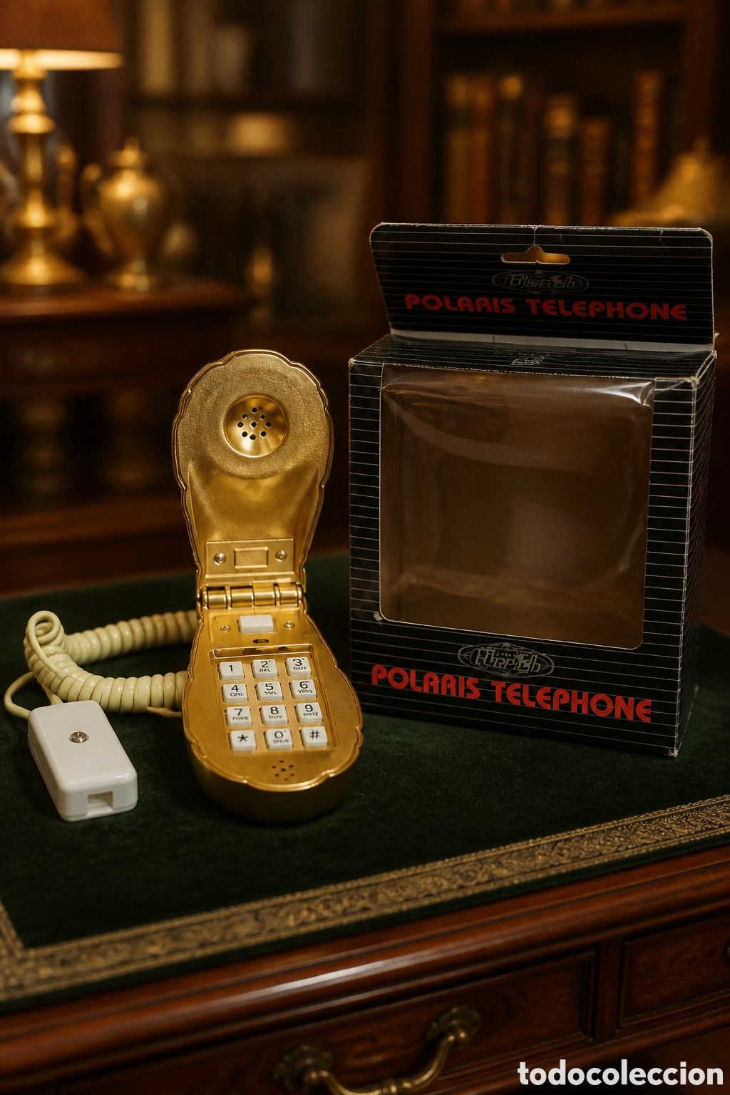 Tel&eacute;fonos: Tel&eacute;fono fijo vintage de la marca Polaris, caracterizado por su dise&ntilde;o plegable en color dorado....