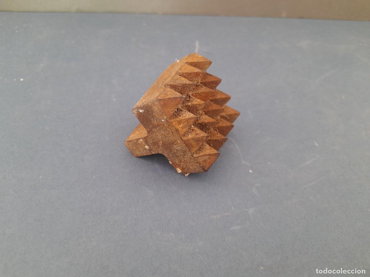 Antig&uuml;edades: Boca de bujarda / martillo de piedra , 4x4cm aprox