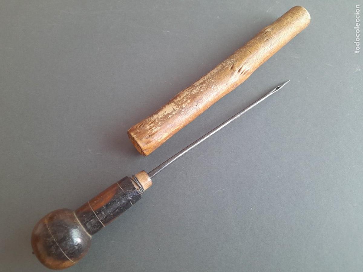 Antig&uuml;edades: aguja larga para esparto o sacos, acero y madera , 25cm aprox, se&ntilde;ales de edad: mango reforzado con