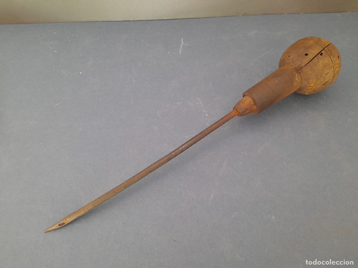 Antig&uuml;edades: aguja larga para esparto o sacos, acero y madera , 28cm aprox, se&ntilde;ales de edad: mango mal estado y o