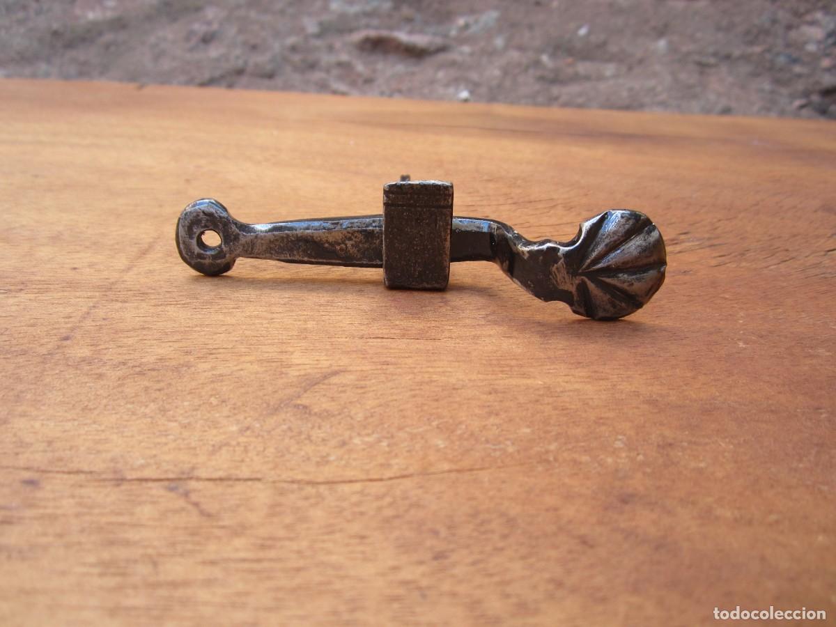 Antig&uuml;edades: Pestillo antiguo hierro forjado, concha.