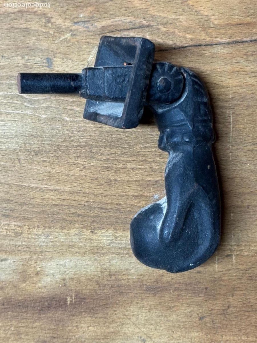 Antig&uuml;edades: Llamador peque&ntilde;o picaporte hierro mano bola 13cms