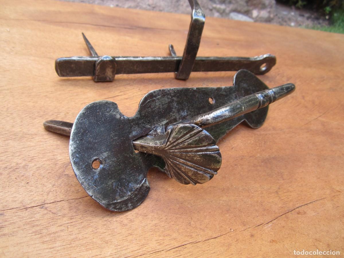 Antig&uuml;edades: Tirador pestillo antiguo forja, concha o vieira.