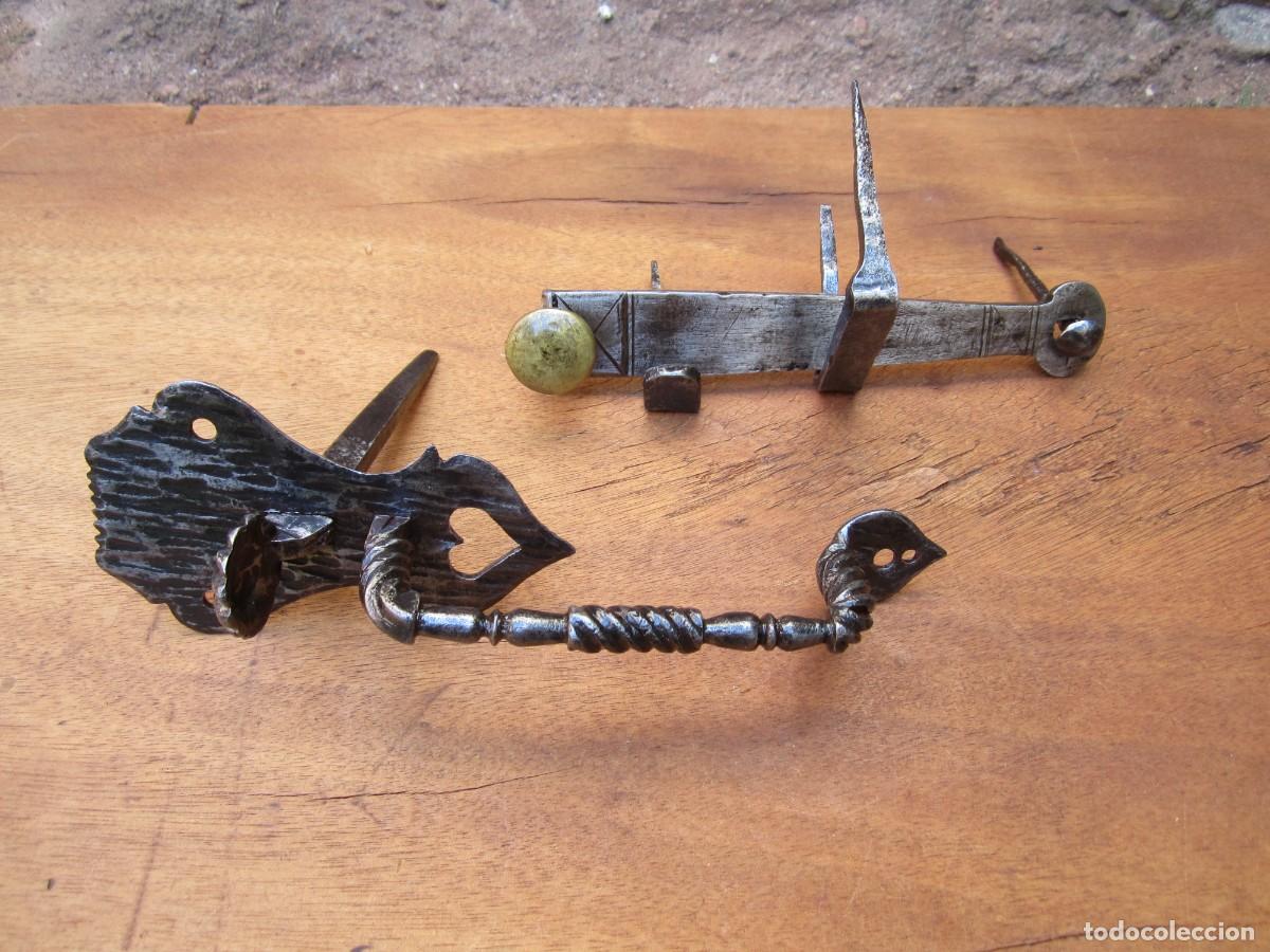Antig&uuml;edades: Pestillo antiguo forja completo, coraz&oacute;n s. XIX. - Foto 1