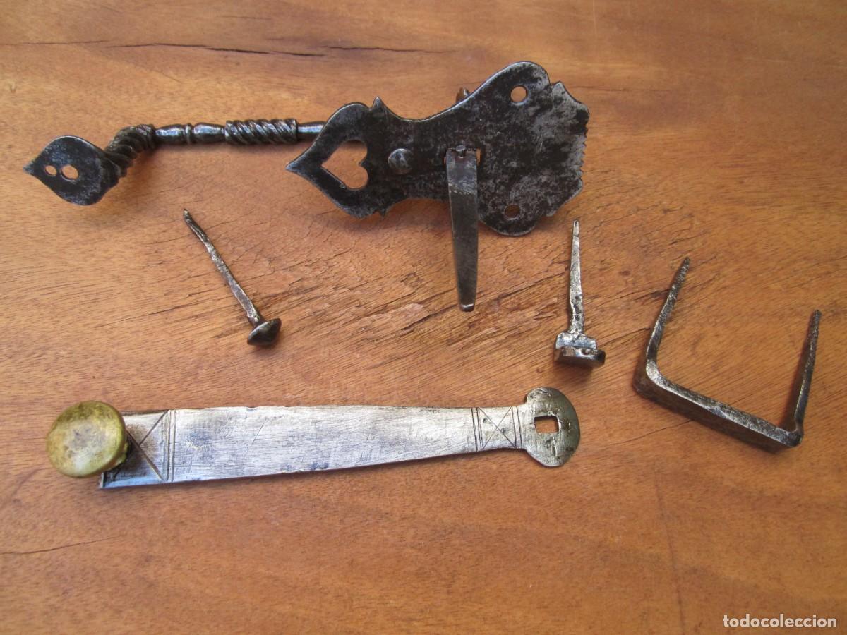Antig&uuml;edades: Pestillo antiguo forja completo, coraz&oacute;n s. XIX. - Foto 5