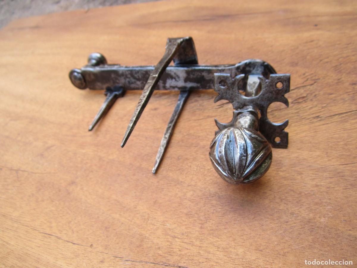 Antig&uuml;edades: Pestillo antiguo completo forja s. XVIII, 2 pomos.