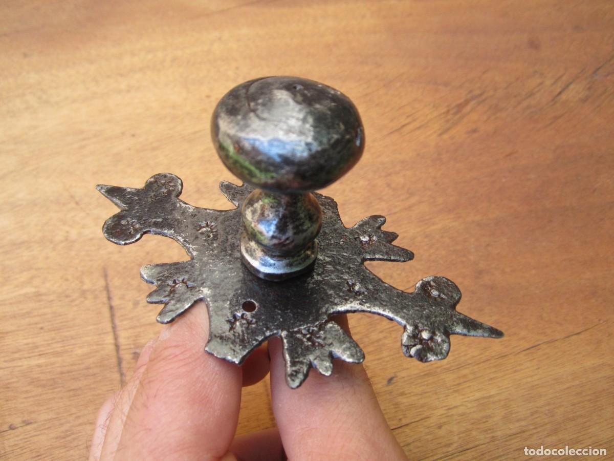 Antig&uuml;edades: Pomo antiguo hierro forjado siglo XVII.