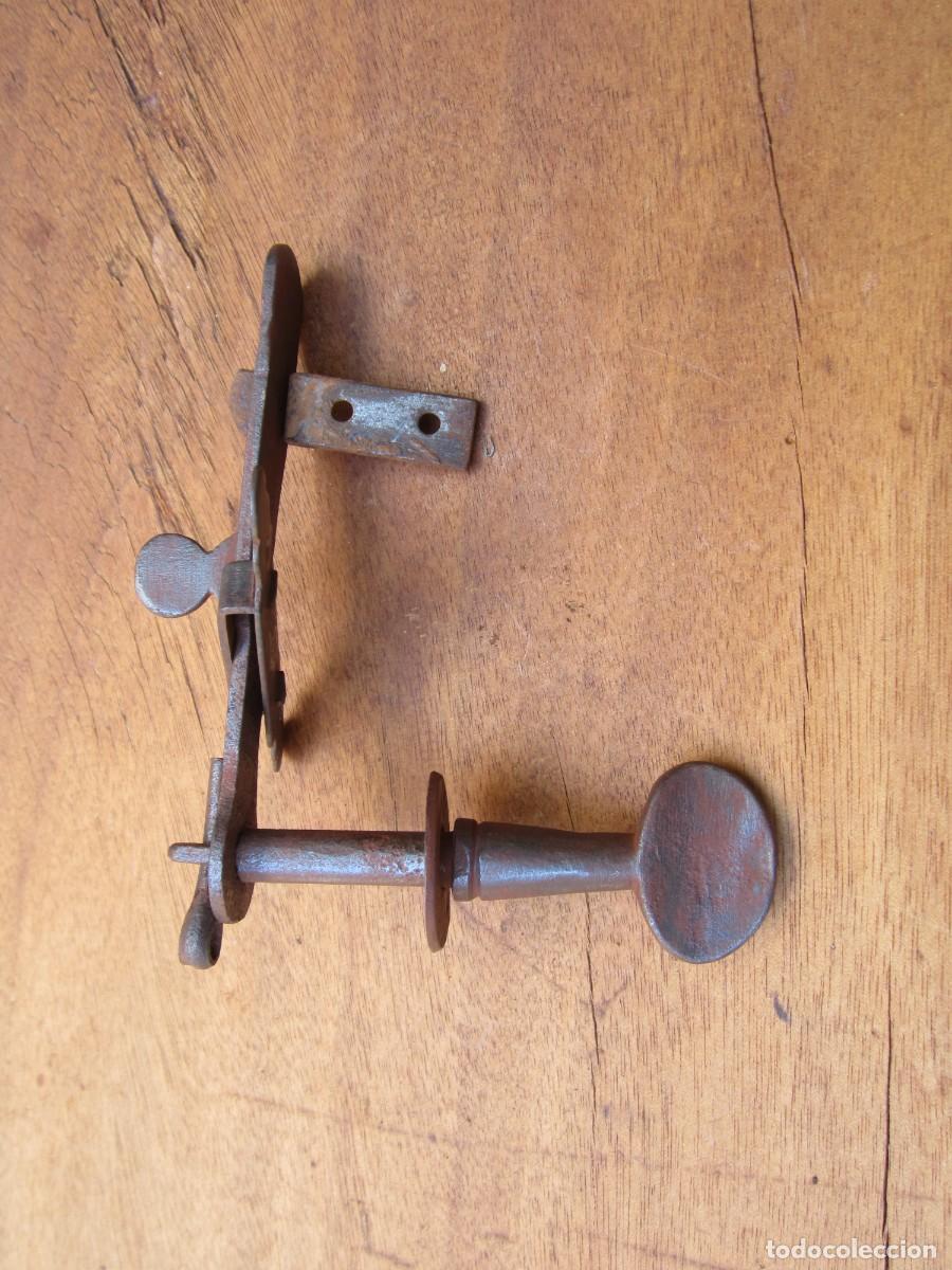 Antig&uuml;edades: Pestillo antiguo de hierro, s. XIX, completo.