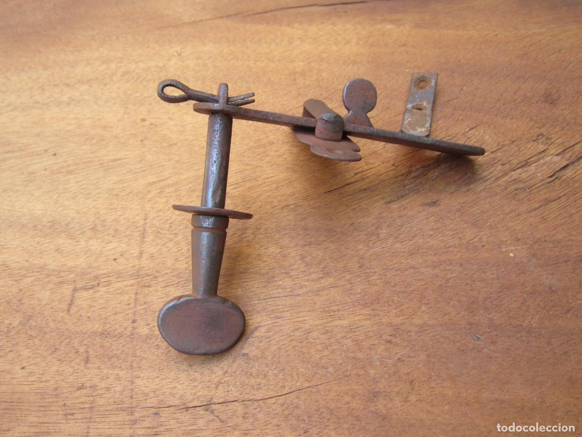 Antig&uuml;edades: Pestillo antiguo completo, siglo XIX.