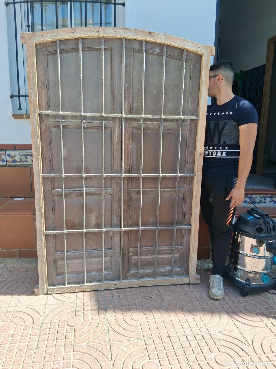 Antig&uuml;edades: Reja carcelera de hierro funcido y marco ventana contraventana y puertas de madera