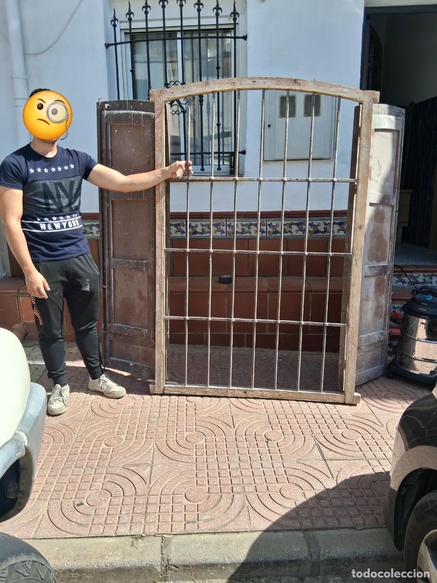 Antig&uuml;edades: Reja grande carcelera de hierro funcido y marco ventana contraventana y puertas de madera