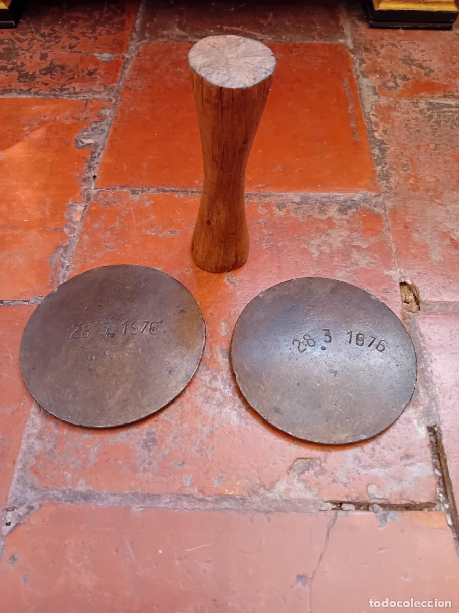 Oggetti Antichi: Pareja o juego de tejos de hierro con la tangueta, juego popular del tangue fechados 28-3-1976