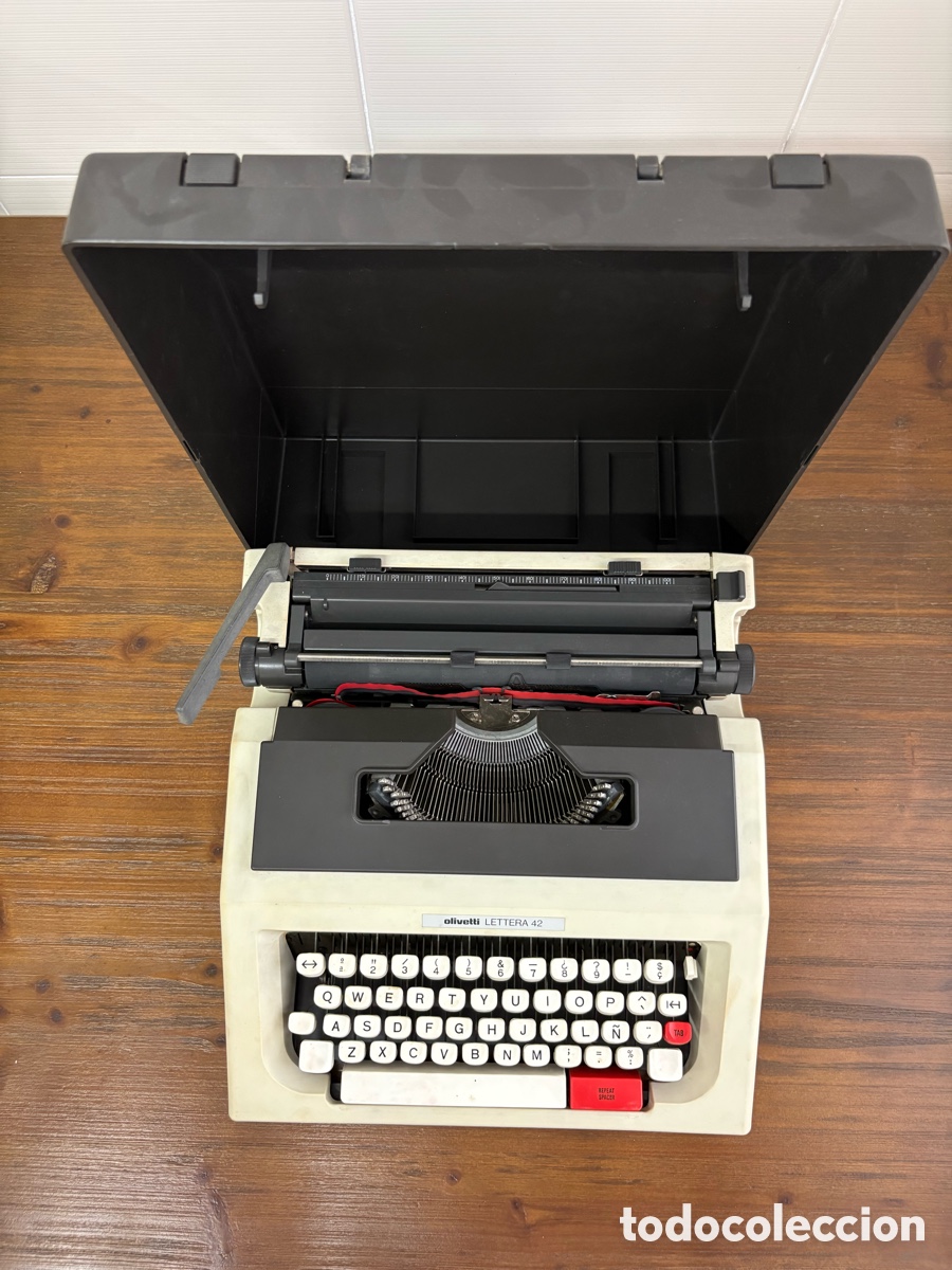Antig&uuml;edades: M&aacute;quina de escribir Olivetti Lettera 42 con tapa original &ndash; Teclado espa&ntilde;ol (&Ntilde;) &ndash; Vintage
