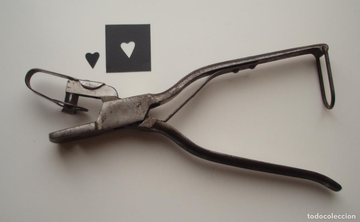 Antig&uuml;edades: ALICATE QUE PERFORA EN FORMA DE CORAZ&Oacute;N. TROQUELADORA MANUAL. PRECISO AYUDA PARA DETERMINAR SU USO.