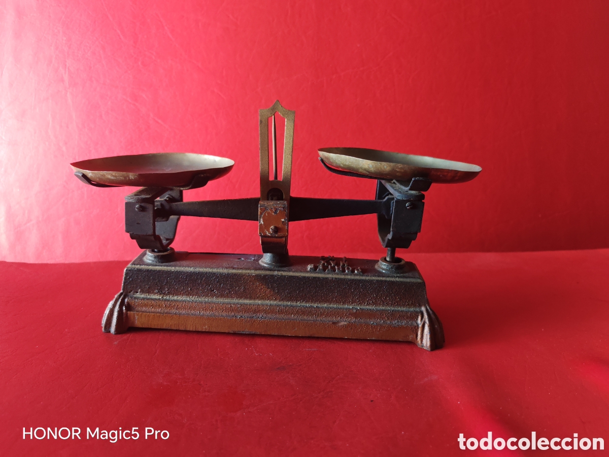 Antiquit&auml;ten: Antiguo peso o balanza de hierro con dos platos de bronce o lat&oacute;n, de 1 kilo