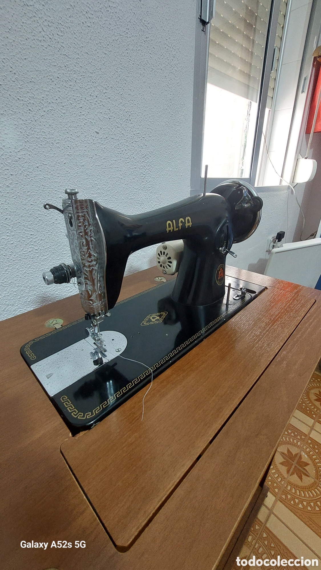 Antig&uuml;edades: M&aacute;quina de coser Alfa antigua con motor el&eacute;ctrico y mueble