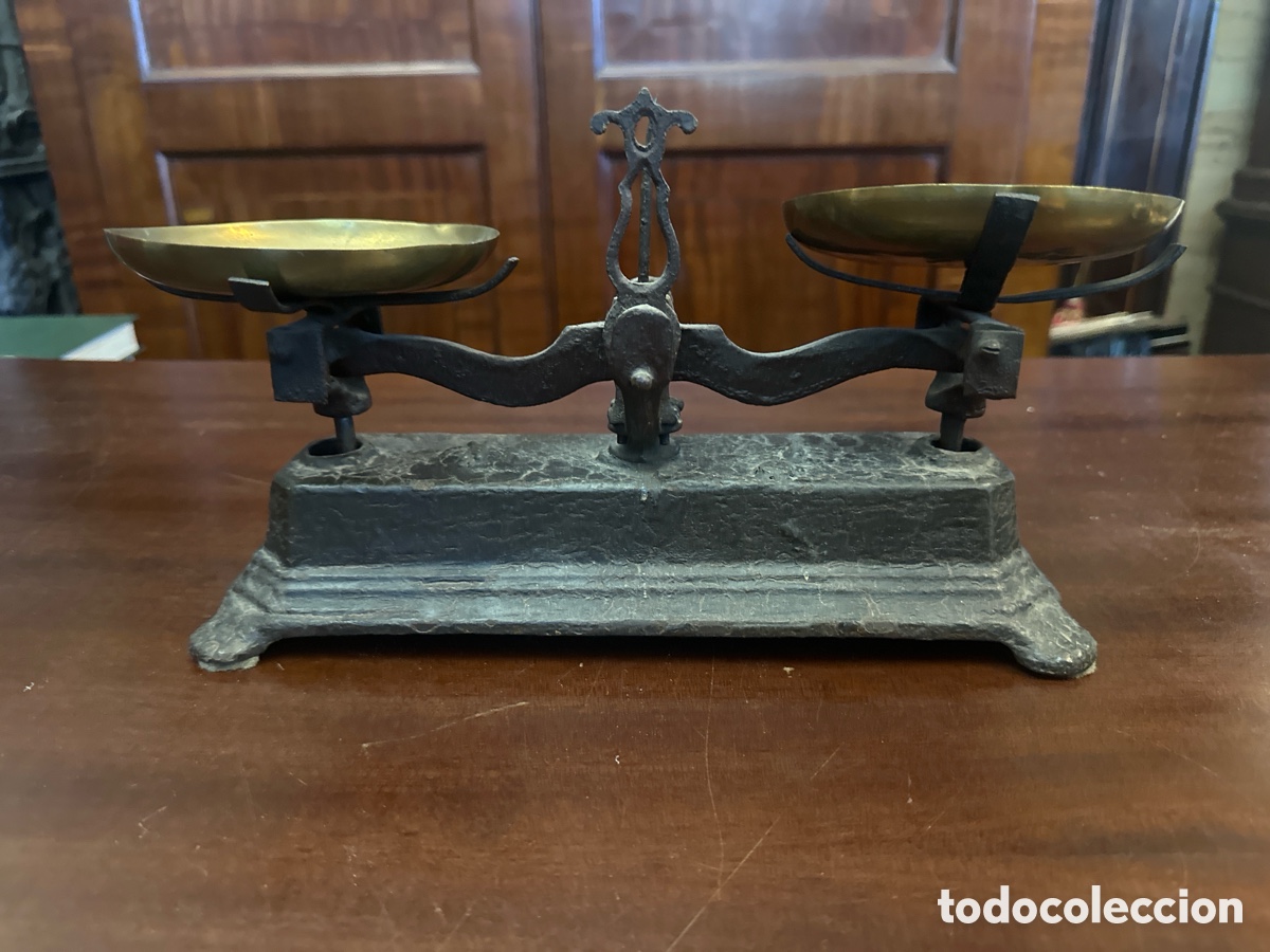 Antig&uuml;edades: BALANZA ANTIGUA DE HIERRO Y PLATOS DE LAT&Oacute;N DE 1 KG.