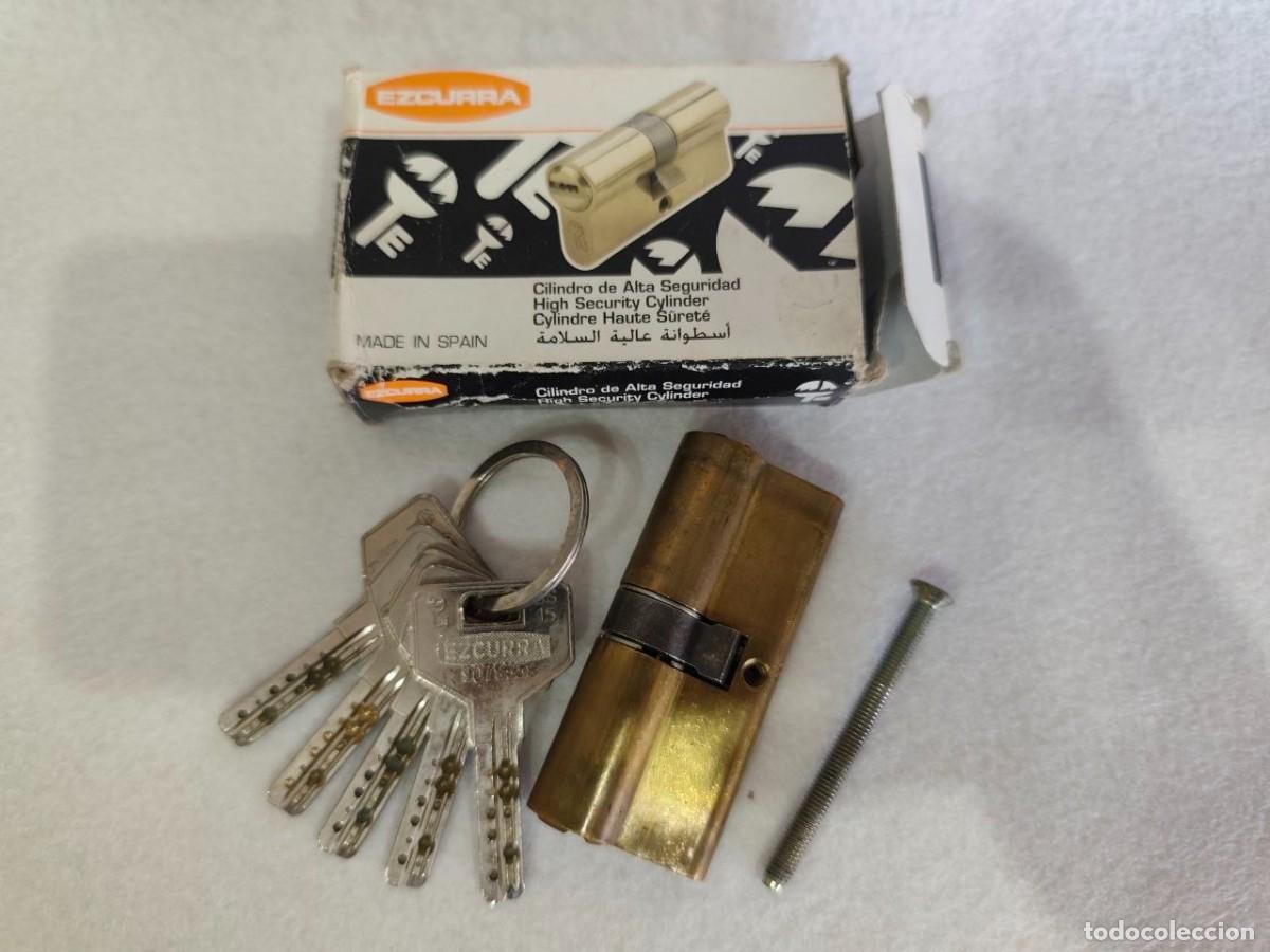 Antig&uuml;edades: Bomb&iacute;n Cilindro de Seguridad EZCURRA Lat&oacute;n con 5 Llaves Originales + Tornillo y Caja
