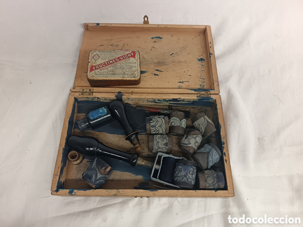 Oggetti Antichi: CAJA ANTIGUA CON RODILLOS PARA IMPRIMIR CENEFAS CON TINTA.