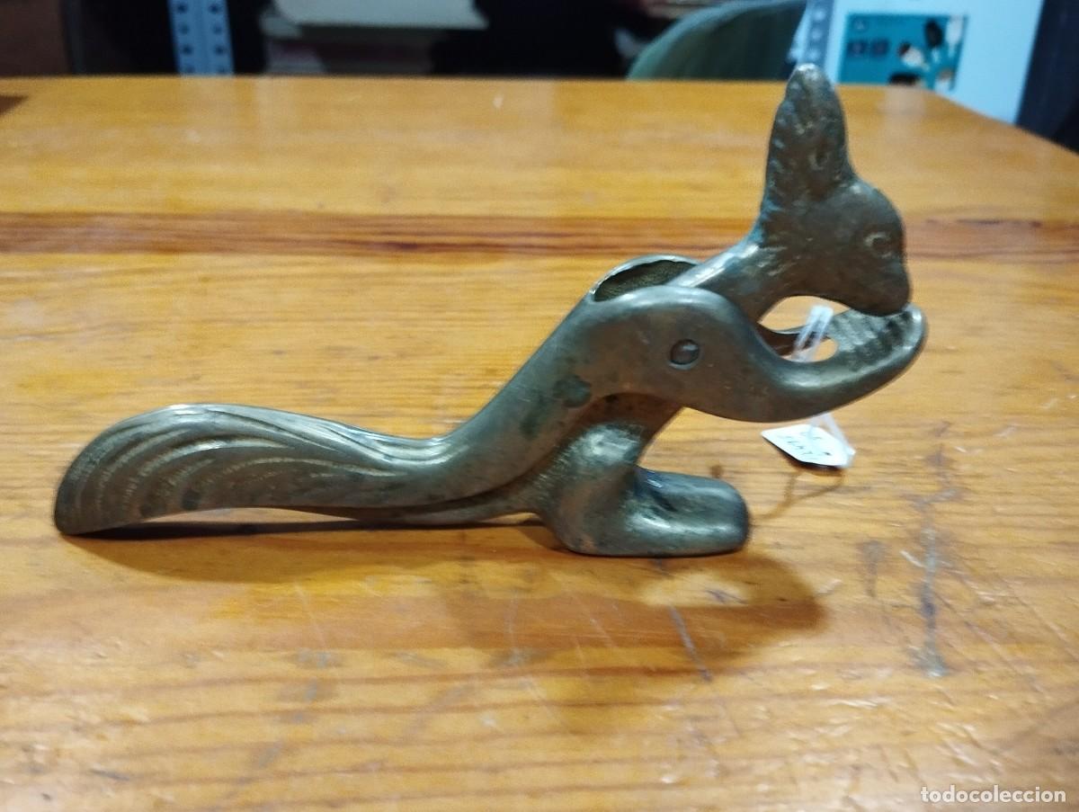 Antig&uuml;edades: CASCANUECES DE BRONCE EN FORMA DE ARDILLA.