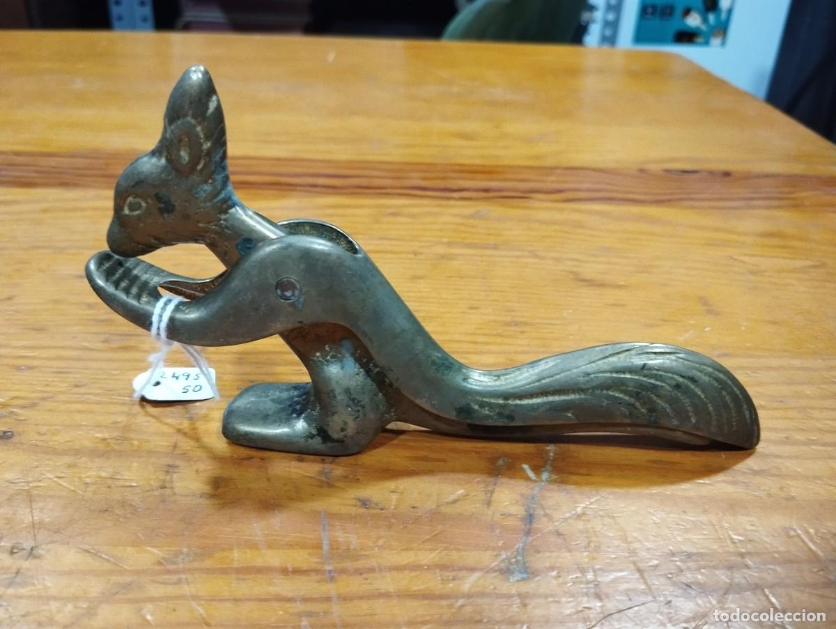 Antig&uuml;edades: CASCANUECES DE BRONCE EN FORMA DE ARDILLA. - Foto 2