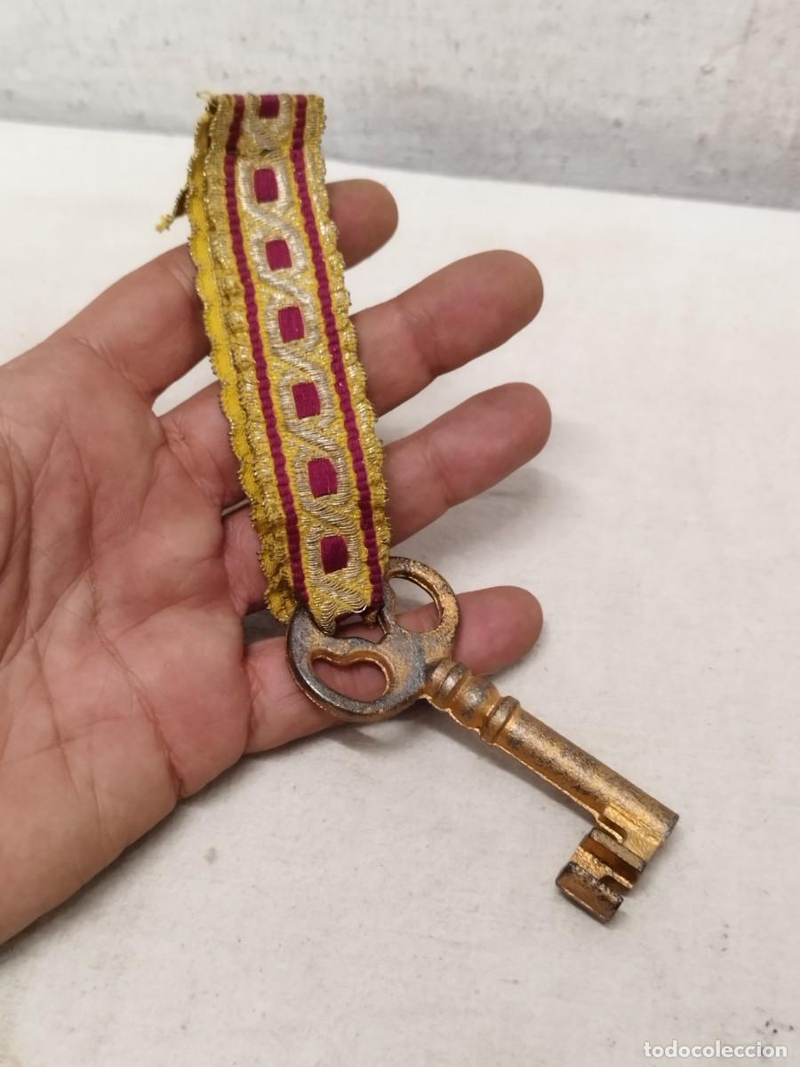 Antig&uuml;edades: Antigua llave de gentilhombre o alcalde de pueblo. Conmemorativa.
