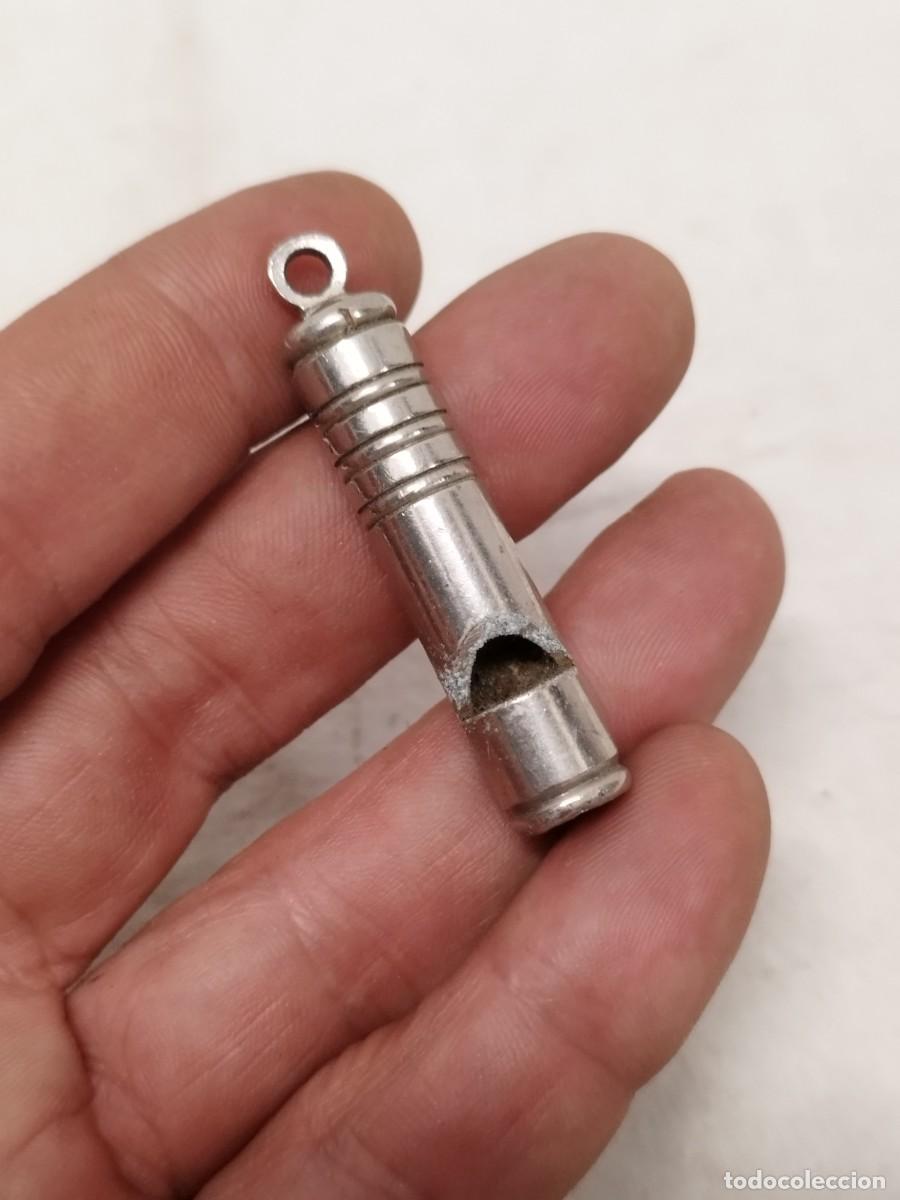 Antiguidades: Antiguo silbato o pito metalico.