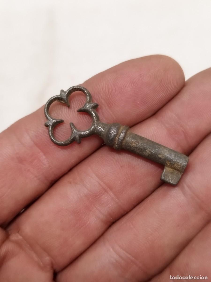 Antiguidades: Antigua peque&ntilde;a llave de hierro forjado.